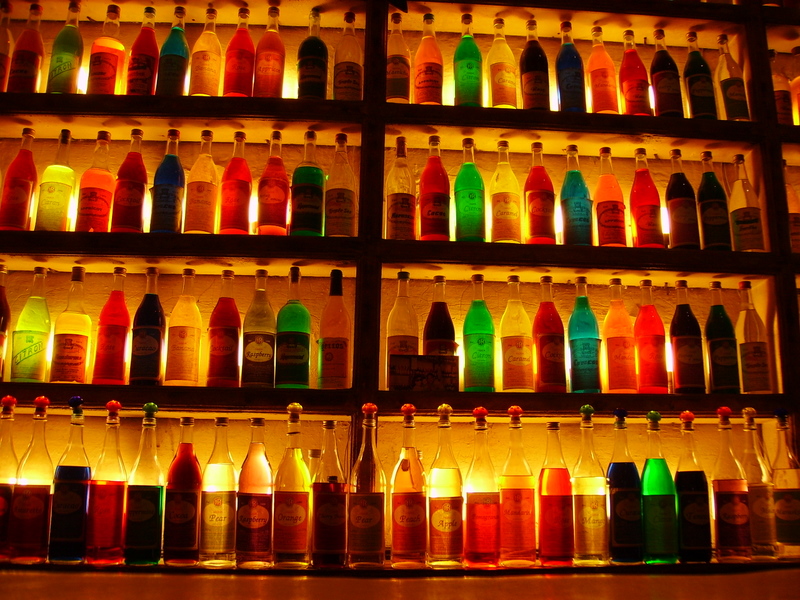 Bild zeigt Flaschen vor Licht