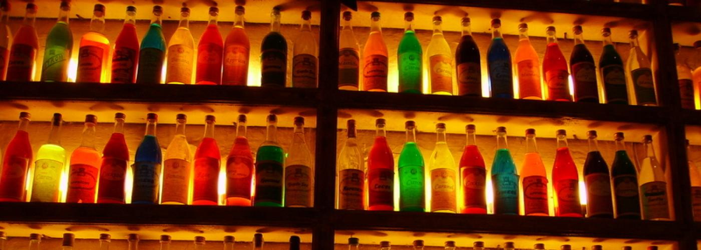 Bild zeigt Flaschen vor Licht
