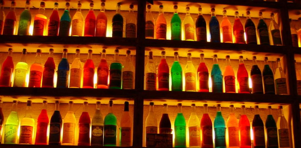 Bild zeigt Flaschen vor Licht